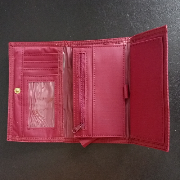 Vintage Floral Trifold Wallet with Coin purse and Key Chain - Picture 8 of 16